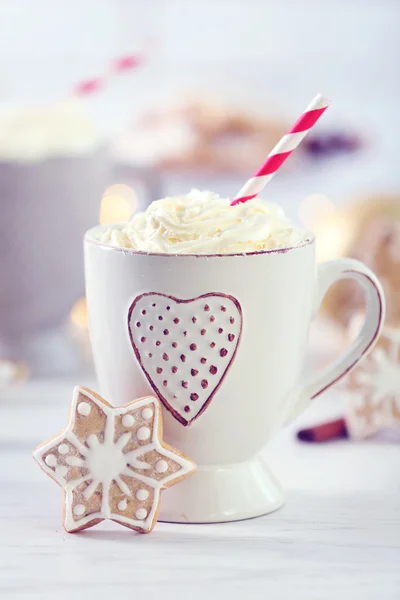 Piękną kompozycję z filiżanki cappuccino i ciasteczka świąteczne — Zdjęcie stockowe