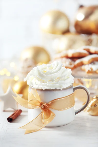 Szép kompozíció csésze a cappuccino és a karácsonyi sütik — Stock Fotó