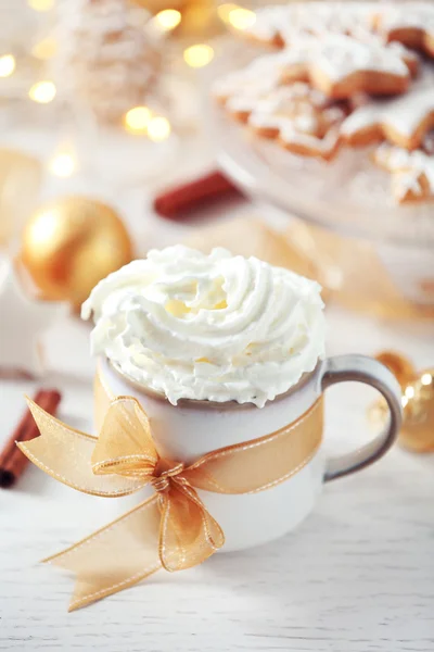 Bela composição com xícara de cappuccino e biscoitos de Natal — Fotografia de Stock