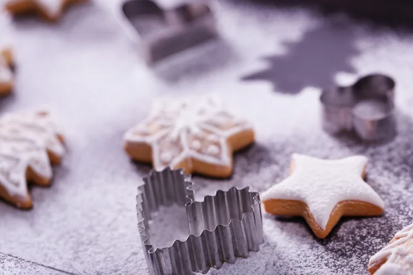 Hermosas galletas de Navidad en la bandeja del horno, de cerca —  Fotos de Stock