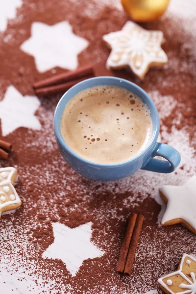 Schöne Komposition mit Tasse Cappuccino und Weihnachtsgebäck — Stockfoto