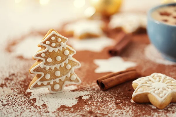 Hermosa composición con taza de capuchino y galletas de Navidad —  Fotos de Stock