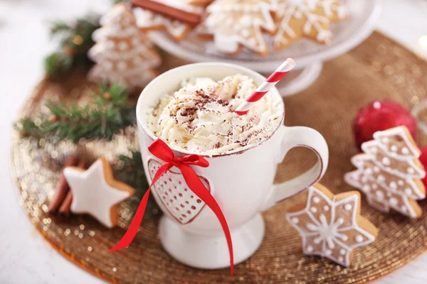 Schöne Komposition mit Tasse Cappuccino und Weihnachtsgebäck — Stockfoto