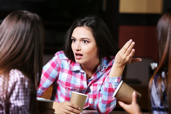 Hermosas chicas en la cafetería —  Fotos de Stock