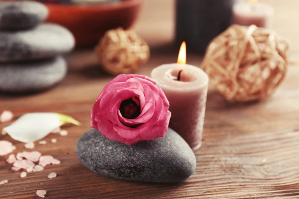 Aroma candle with pebbles and flower — Stock Photo, Image