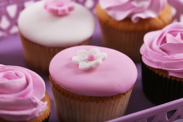 Leckere Cupcakes auf Tablett, Nahaufnahme — Stockfoto