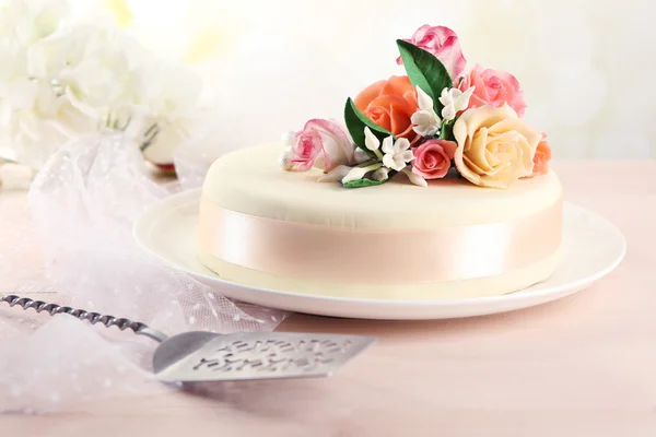 Торт з квітами цукрової пасти — стокове фото