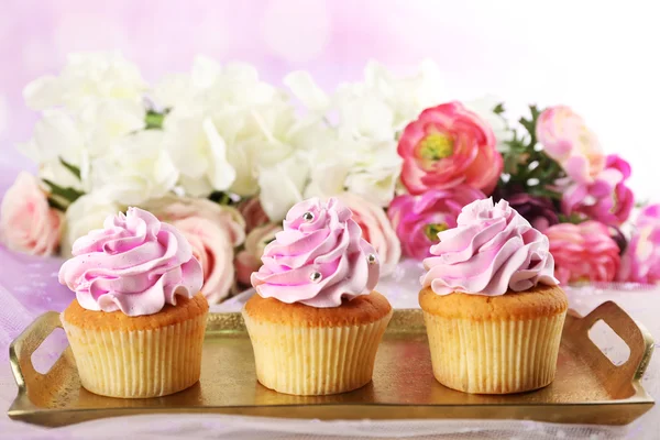 Sabrosos cupcakes con flores —  Fotos de Stock