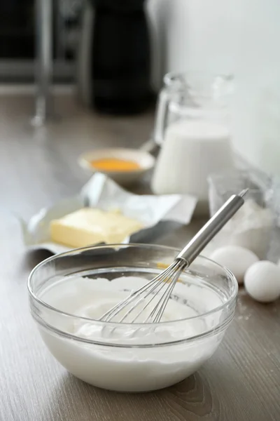 Cozinhar creme amanteigado na cozinha — Fotografia de Stock