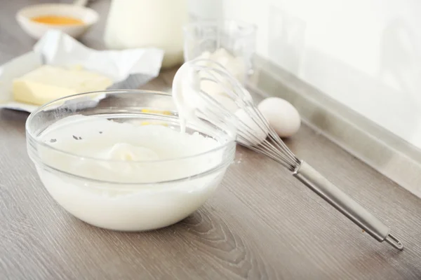 Cozinhar creme amanteigado na cozinha — Fotografia de Stock