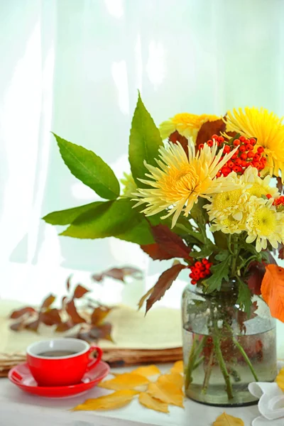 Φθινόπωρο μπουκέτο με λουλούδια χρυσάνθεμα — Φωτογραφία Αρχείου