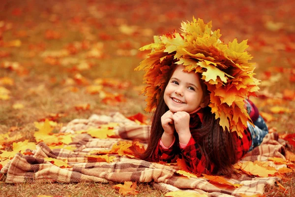 Ragazza in gialla corona d'autunno — Foto Stock