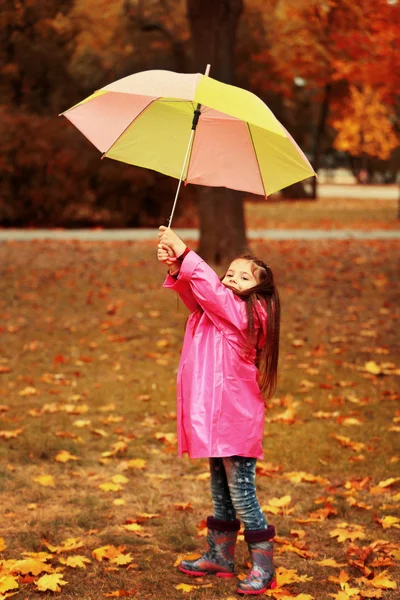 Дівчина з парасолькою в парку — стокове фото