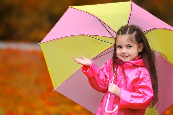 Menina com guarda-chuva no parque — Fotografia de Stock