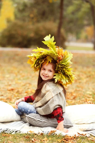 Niña en corona de otoño amarillo — Foto de Stock