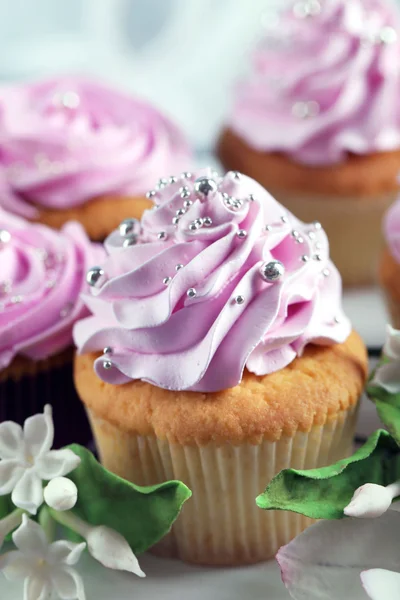 Sabrosos cupcakes en plato, primer plano —  Fotos de Stock