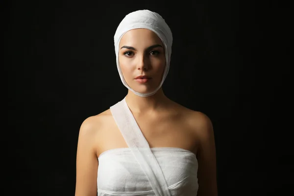 彼女の頭と胸にガーゼの包帯を持つ女性 — ストック写真