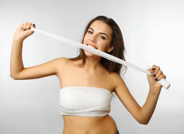 Mujer rasgando gasa con sus dientes — Foto de Stock