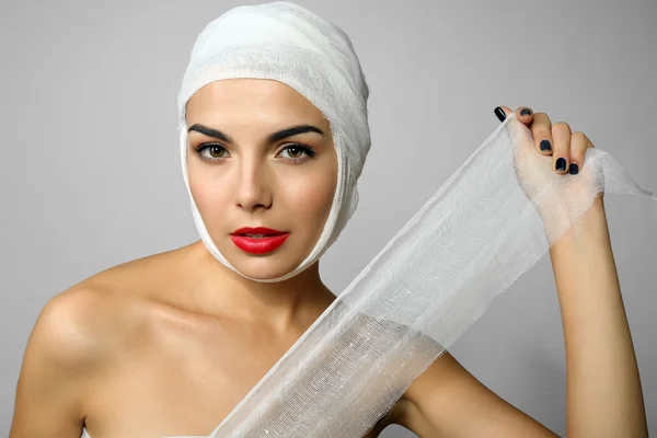 Kadın kafasını bir bandaj ile — Stok fotoğraf