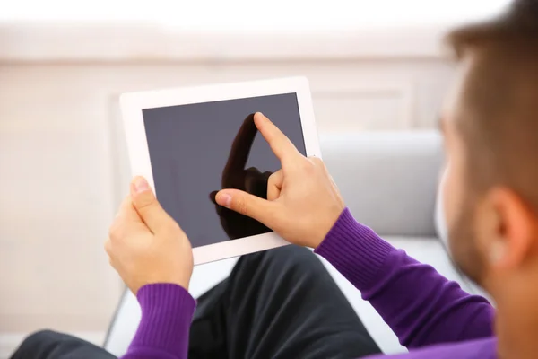 Jonge man zijn tablet-pc gebruiken — Stockfoto