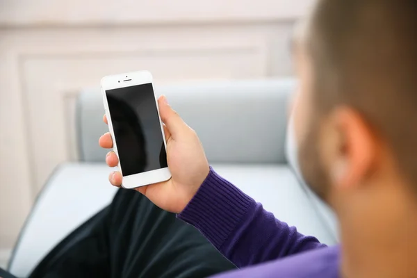 Hombre usando su teléfono inteligente — Foto de Stock