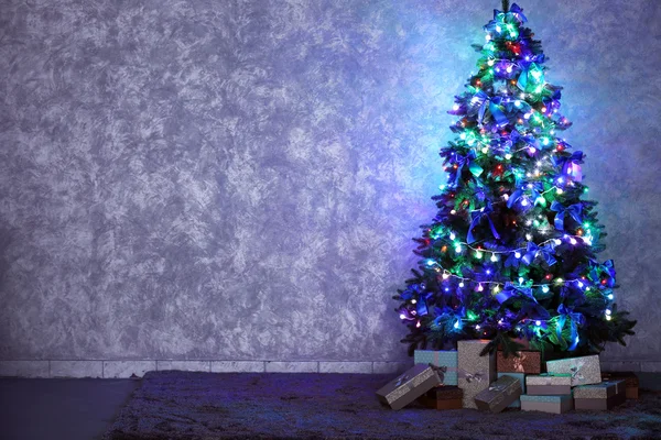 Árvore de Natal em um quarto — Fotografia de Stock
