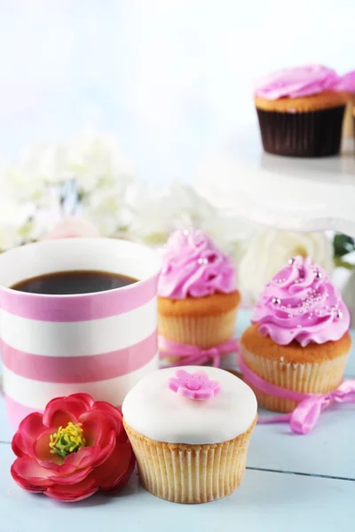 Smakelijke cupcakes op dienblad, op lichte achtergrond — Stockfoto