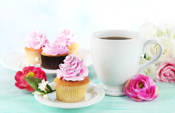 Smakelijke cupcakes op dienblad, op lichte achtergrond — Stockfoto