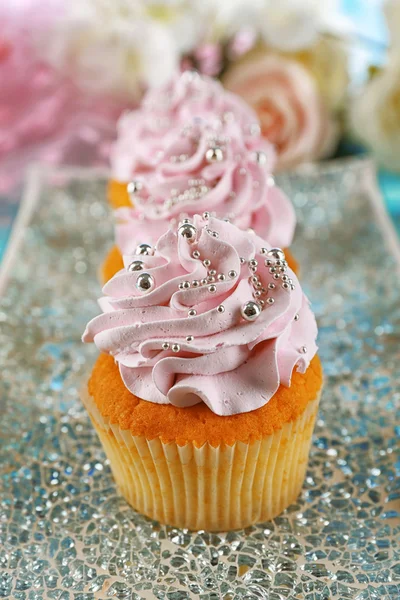 Cupcakes saborosos na placa — Fotografia de Stock