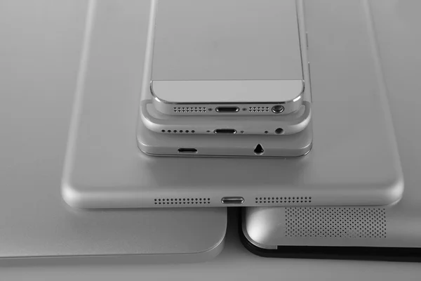Gadgets sobre fondo gris — Foto de Stock