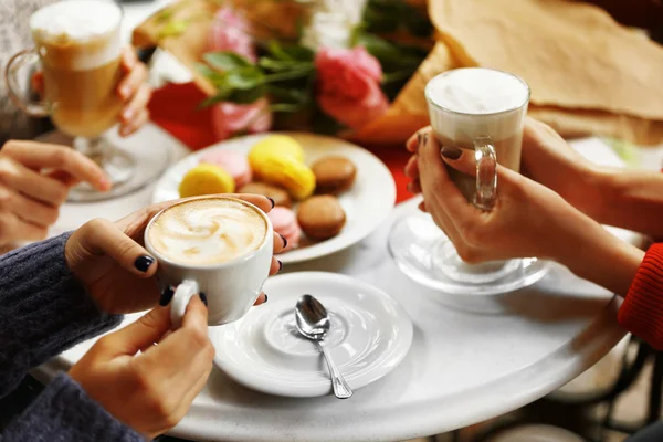 Mujeres reunidas en cafetería y bebiendo café con leche — Foto de Stock