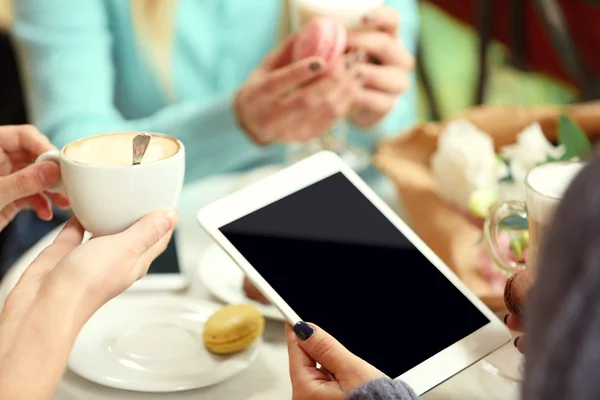 Femme prenant des photos de nourriture dans un café — Photo