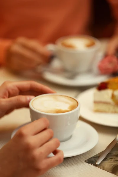 Donna che beve caffè nel caffè — Foto Stock