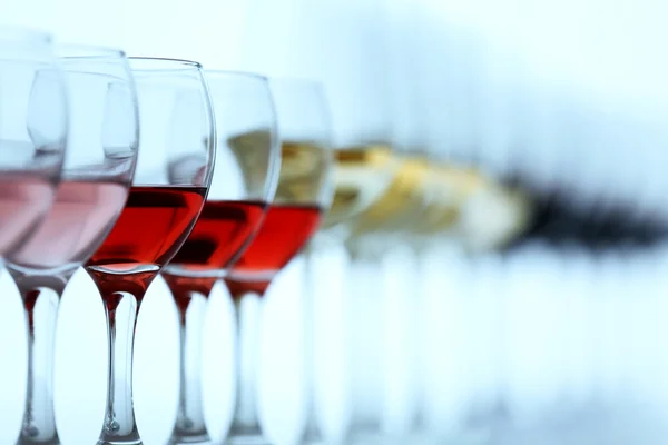 Verres à vin avec vin blanc, rouge et rose sur table en bois sur fond lumineux — Photo