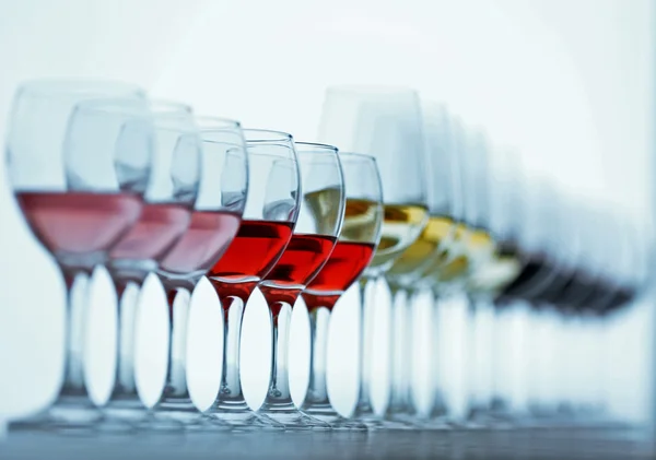 Vinhos com vinho branco, tinto e rosa sobre mesa de madeira sobre fundo brilhante — Fotografia de Stock