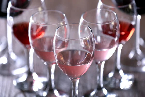 Gafas de vino con vino blanco, tinto y rosa sobre mesa de madera de primer plano — Foto de Stock