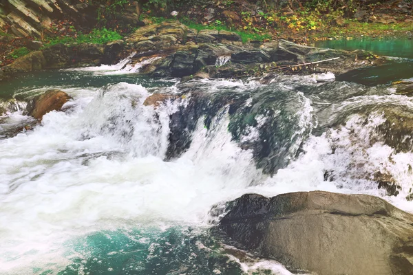 Landschaft mit Fluss und Steinen — Stockfoto