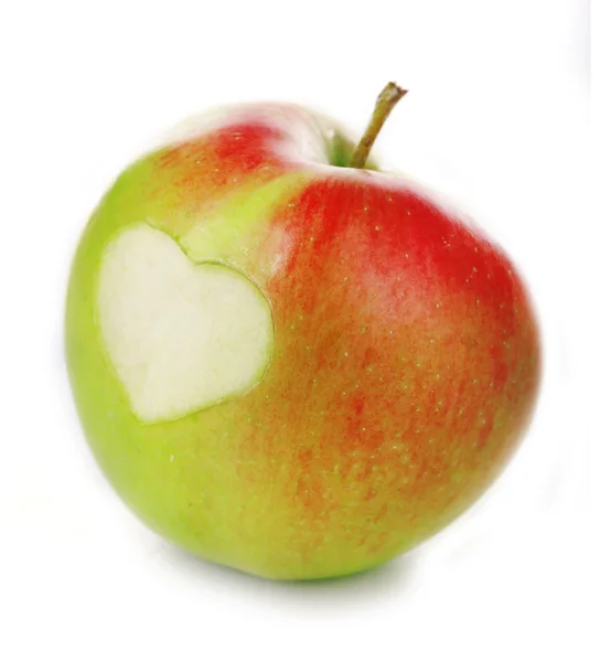 Apfel mit Herz isoliert auf weiß — Stockfoto