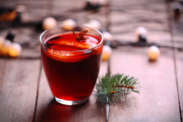 Vino rimuginato con spezie e albero di Natale su sfondo di legno — Foto Stock