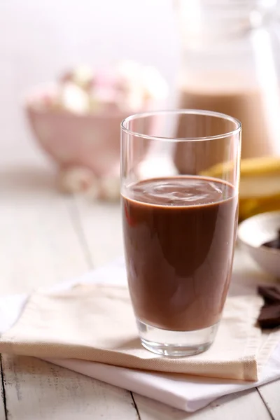 Glass of chocolate milk on table close-up — Stock Photo, Image