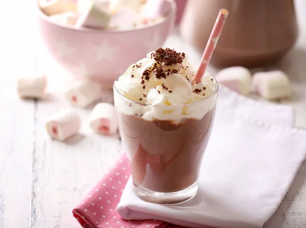 Vaso de leche de chocolate en primer plano de la mesa —  Fotos de Stock