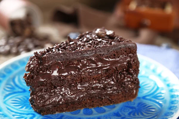 Gâteau au chocolat avec crème au chocolat et bleuets frais sur assiette, sur fond en bois — Photo