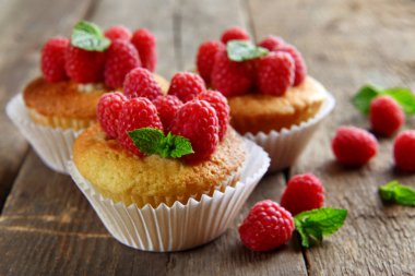 Lezzetli kek çilek ve ahşap masa üzerinde taze nane ile yakın çekim