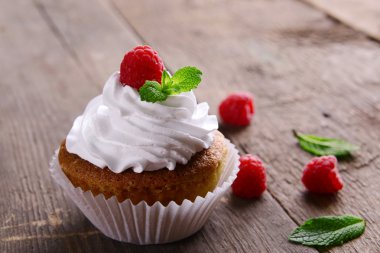 Lezzetli kek çilek ve ahşap masa üzerinde taze nane ile yakın çekim