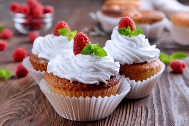 Lezzetli kek çilek ve ahşap masa üzerinde taze nane ile yakın çekim