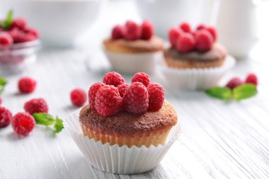 Lezzetli kek çilek ve ahşap masa üzerinde taze nane ile yakın çekim