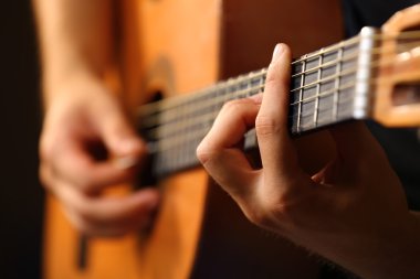 Akustik gitar çalan müzisyen. 