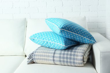 Kanepe üzerinde renkli yastıklar