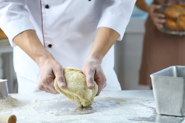 Erkek eller tarafından hamur yapma