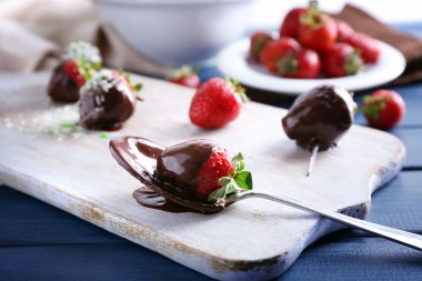 Mutfak masasının üzerinde çikolata lezzetli çilek